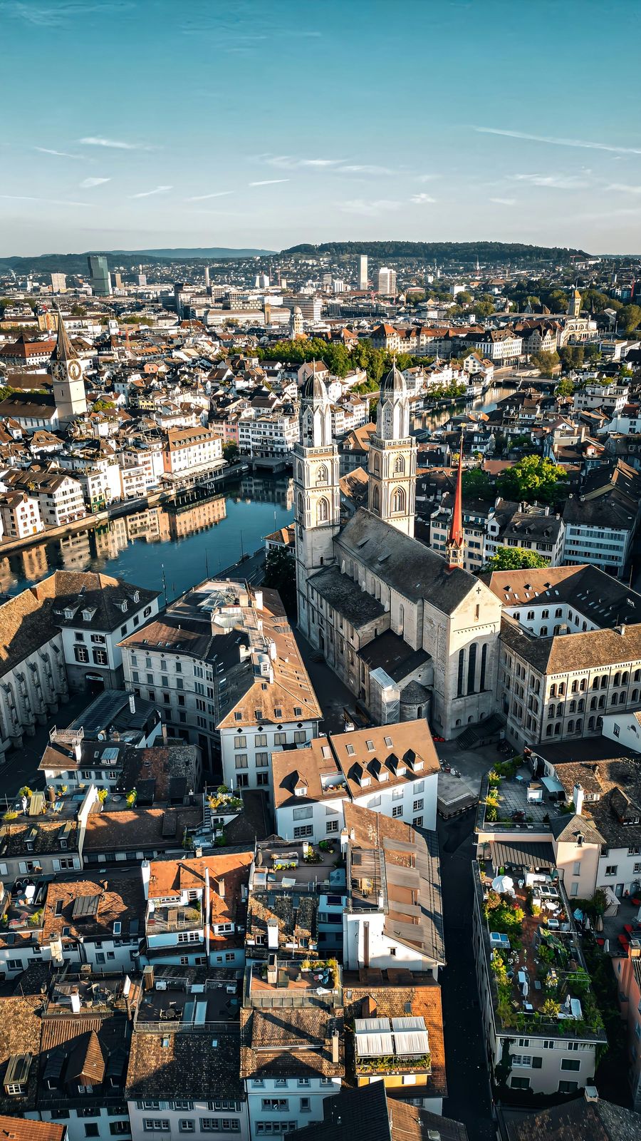 Luftaufnahme der Zürcher Altstadt mit Grossmünster