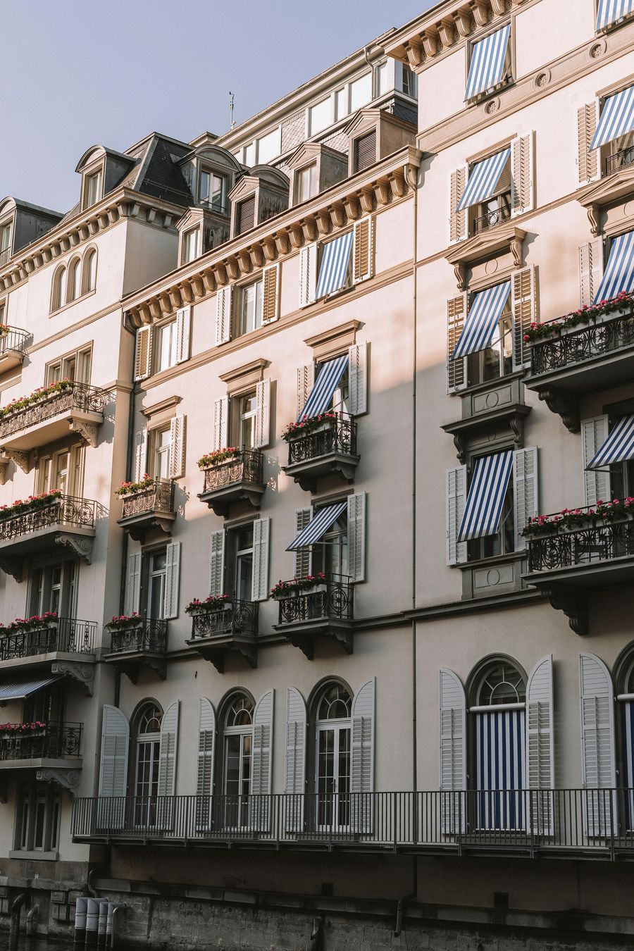 Klassische Wohnfassade mit Fensterläden in Zürich
