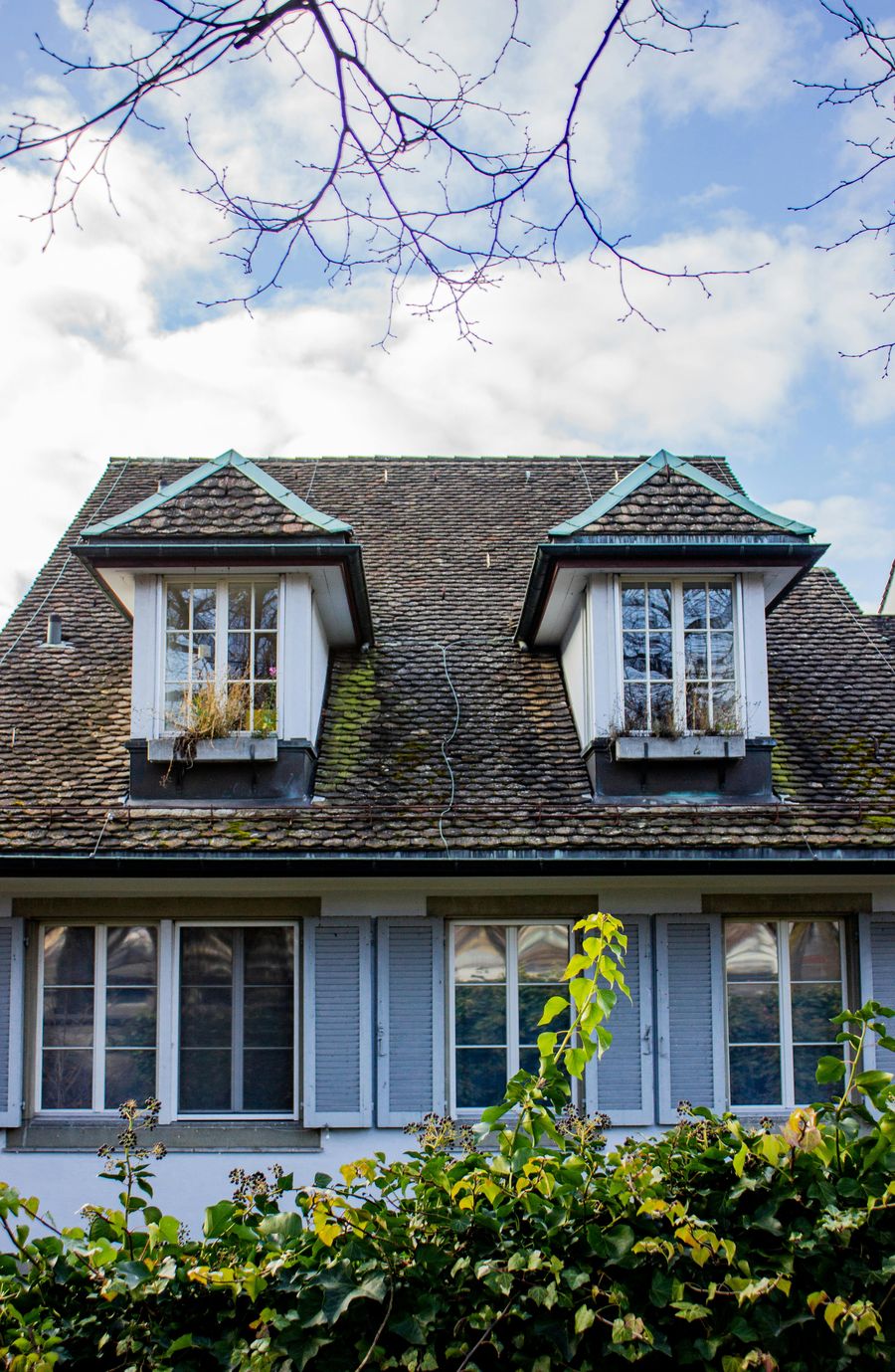 Wohnhaus mit Giebeln in einem Zürcher Quartier